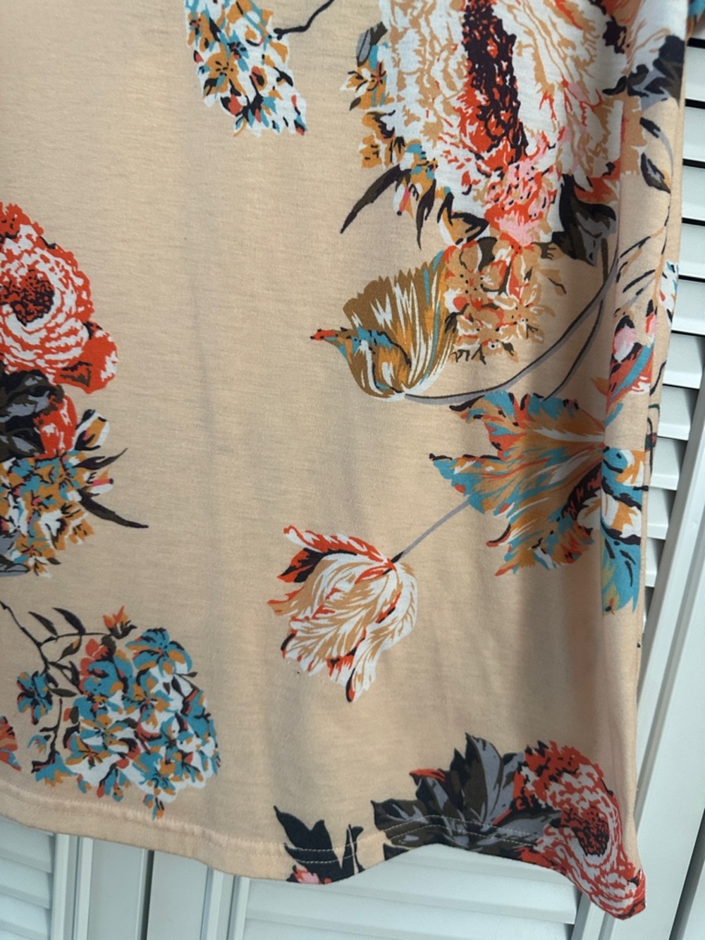 Peach Floral V Neck Short Sleeve Top Size XL - Picture 3 of 6